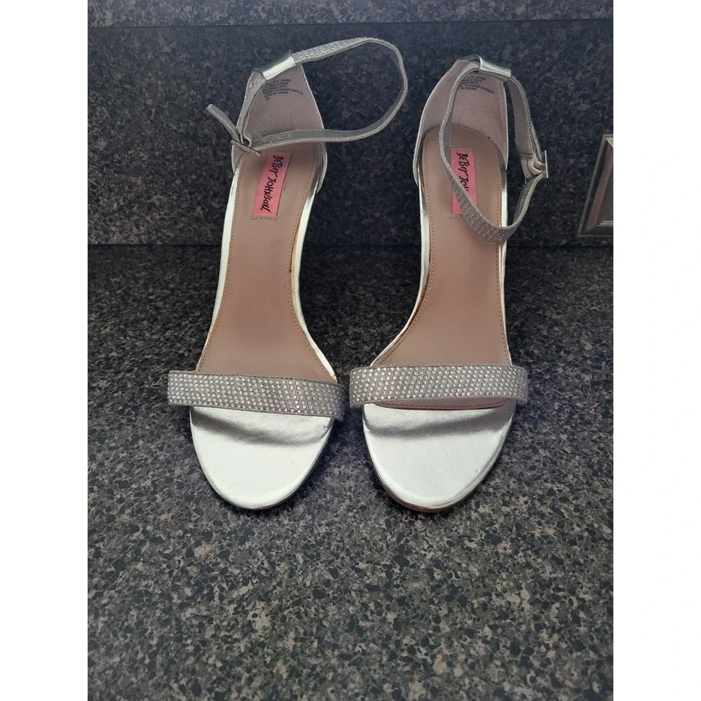 BETSEY JOHNSON Womens Broadway Silver Satin Crystal AnkleStrap Heel Pump Sz 9.5B